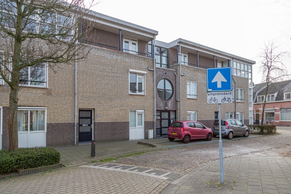 Het Boxtelse bouwbedrijf Van de Laar (later opgegaan in Hazenberg Bouw te Vught) bouwde de zes appartementen en twee eengezinswoningen op de hoek Breukelsestraat-Julianastraat.