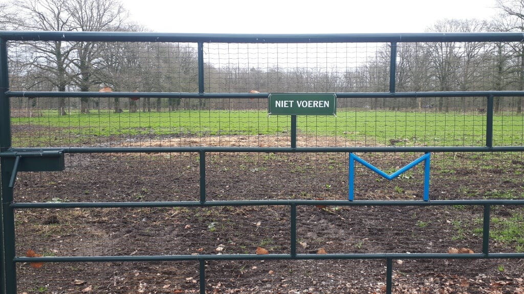 Dit bordje voor het lege weiland attendeert bezoekers en leden op het feit dat ze de dieren niet mogen voeren in het Wilhelminapark.