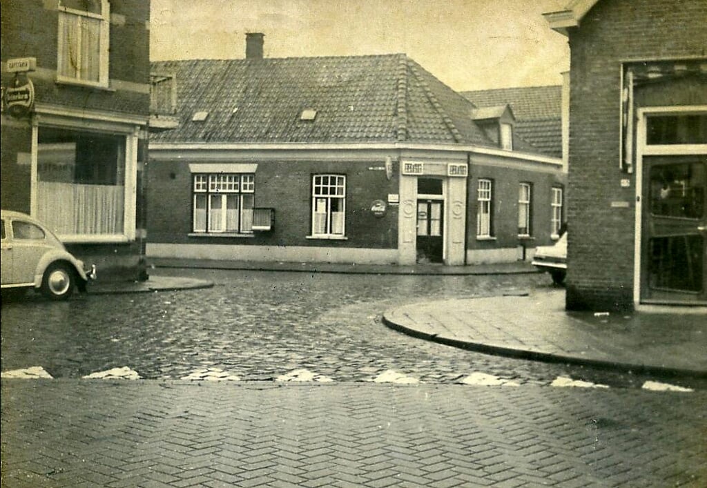 Café-biljart Het Hoekje dat Jan en Cis Meulendijk van 1937 tot 1972 uitbaatten aan de Van Leeuwenstraat 61.