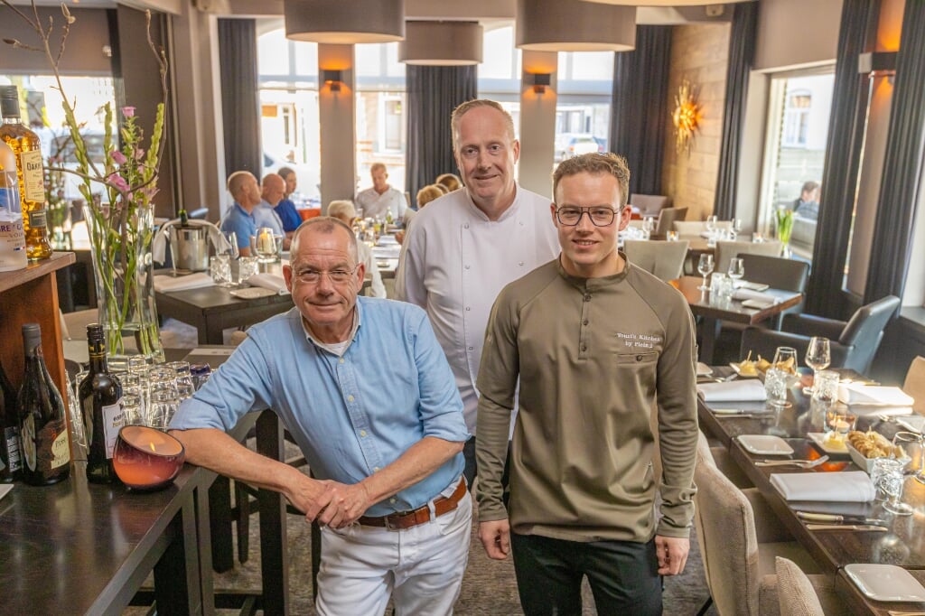 Gerie Anthonis (links) en Edwin Toonders dragen op woensdag en donderdag hun restaurant over aan kok Youri Zwaneveld (rechts).