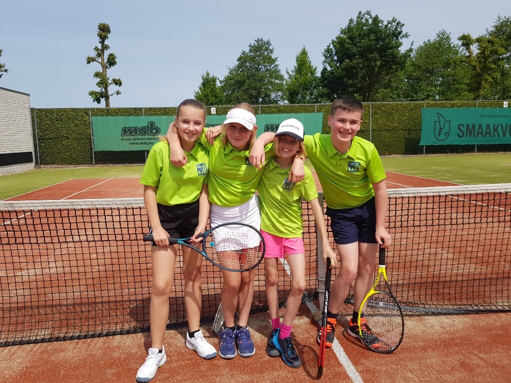De kampioenen van tennisvereniging Munsel. Van links naar rechts: Maud van Beers, Sanne van de Leuvert, Marli de Jong en Cooper Linsen. Op de foto ontbreekt Joep Pluijmakers. 
