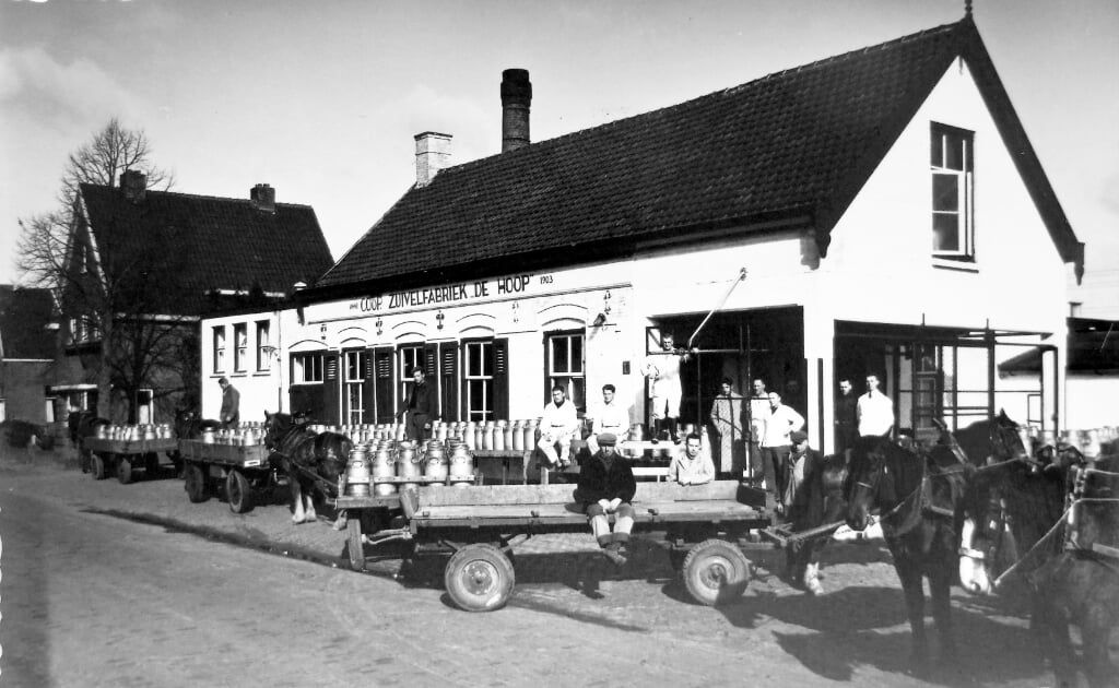 Foto van coöperatieve zuivelfabriek De Hoop aan de Kapelweg in Boxtel, vermoedelijk uit de jaren vijftig.