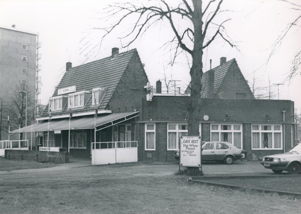 Café Het Witte Paard op de hoek Brederodeweg-Hobbendonkseweg.