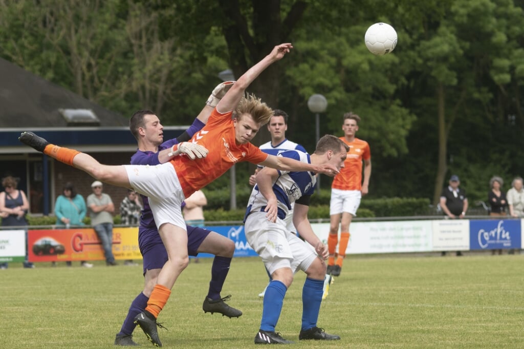 Soms is voetbal net modern ballet. Keeper Bart Spooren (links) van Essche Boys heeft een bijzonder 'onderonsje' met een tegenstander.