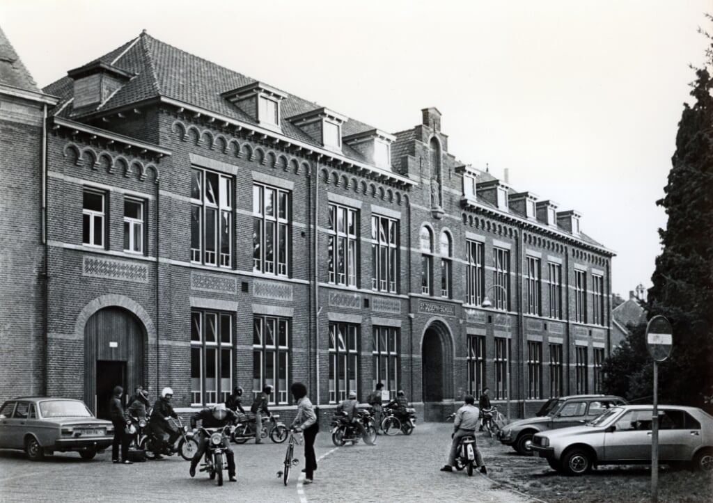 Sint-Josephschool, onderdeel van het Duinendaalcomplex. Het gebouw dateert uit in 1922 en deed dienst voor lager onderwijs aan meisjes en werd later gebruikt als mulo. In december 1980, toen deze foto werd genomen, was het een dependance van de Middelbare Agrarische School (MAS). 