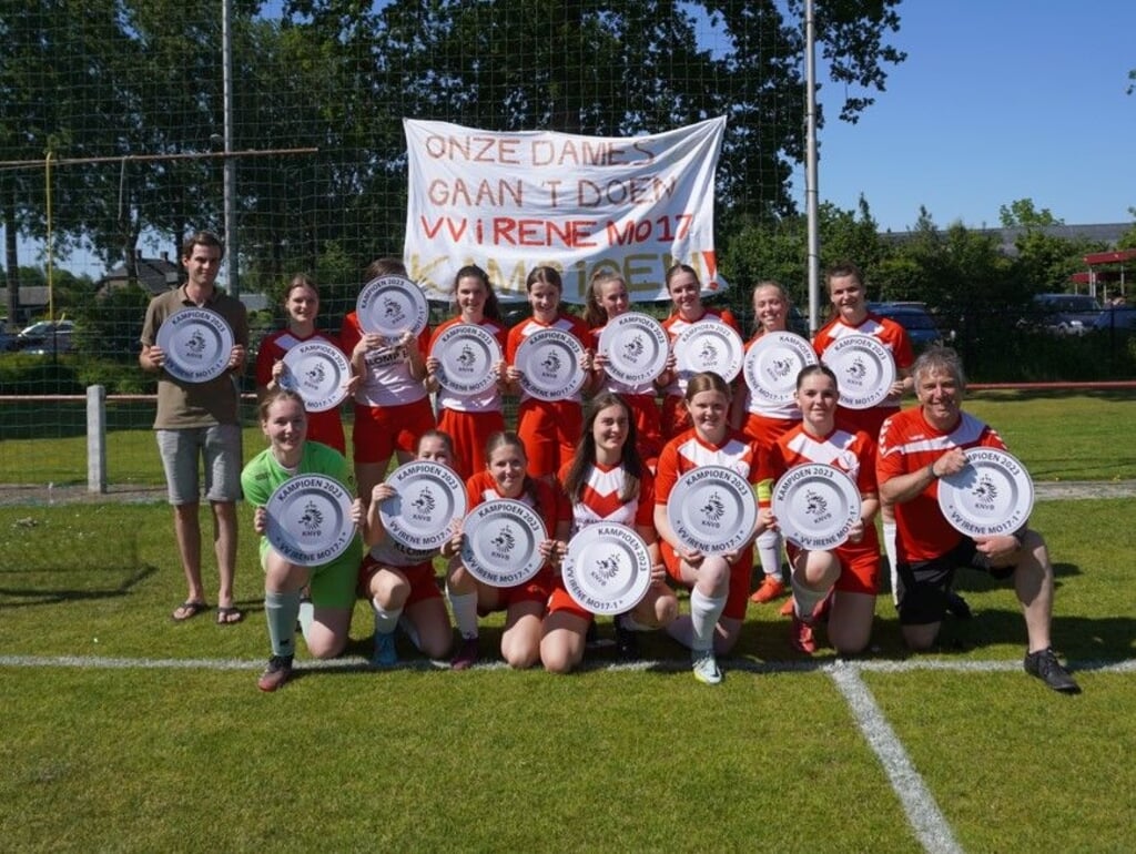 MO17-1 van voetbalvereniging Irene boekte zaterdag een groot succes. Het team werd kampioen in de tweede klasse, laatste speelfase.
