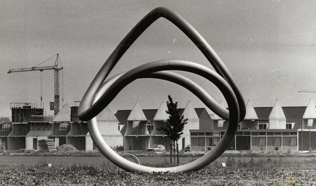 Kunstwerk ‘De Cirkel’ van Anneke van Bergen in 1984 op rotonde Schoenaker/
Leigraaf. Uit een bepaalde richting is het klavertje vier dat symbool staat voor
de fusiegemeente in dit kunstwerk terug te zien.