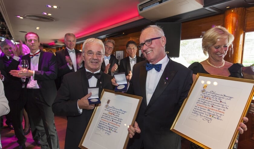 Tijdens het 20 jarige jubileum van de Harten 4 Groep op 5 september 2015 ontvingen Ton Hendrix (L) en Fons van den Donk de Zilveren Erepenning van de gemeente Beuningen.