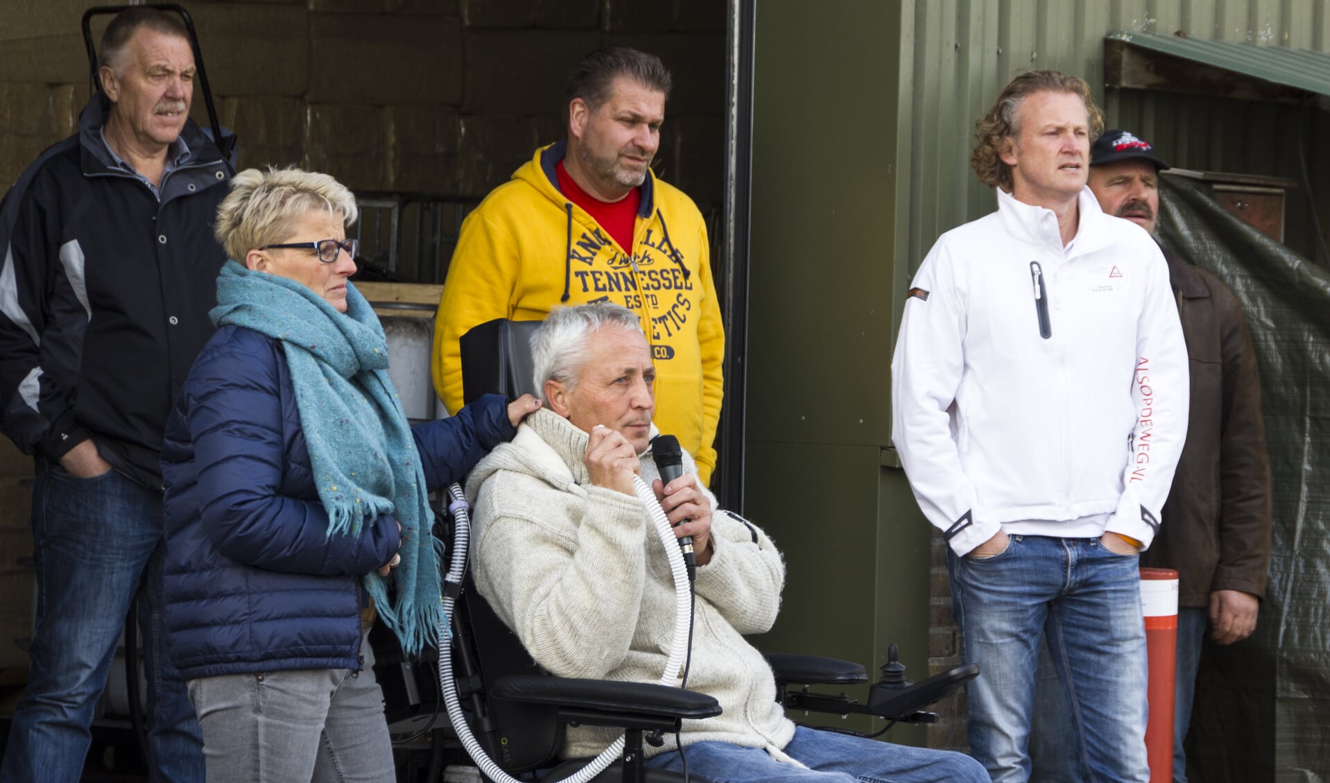 Frank van der Wielen (in rolstoel) bij de onthulling van de ALS-vrachtwagen.
