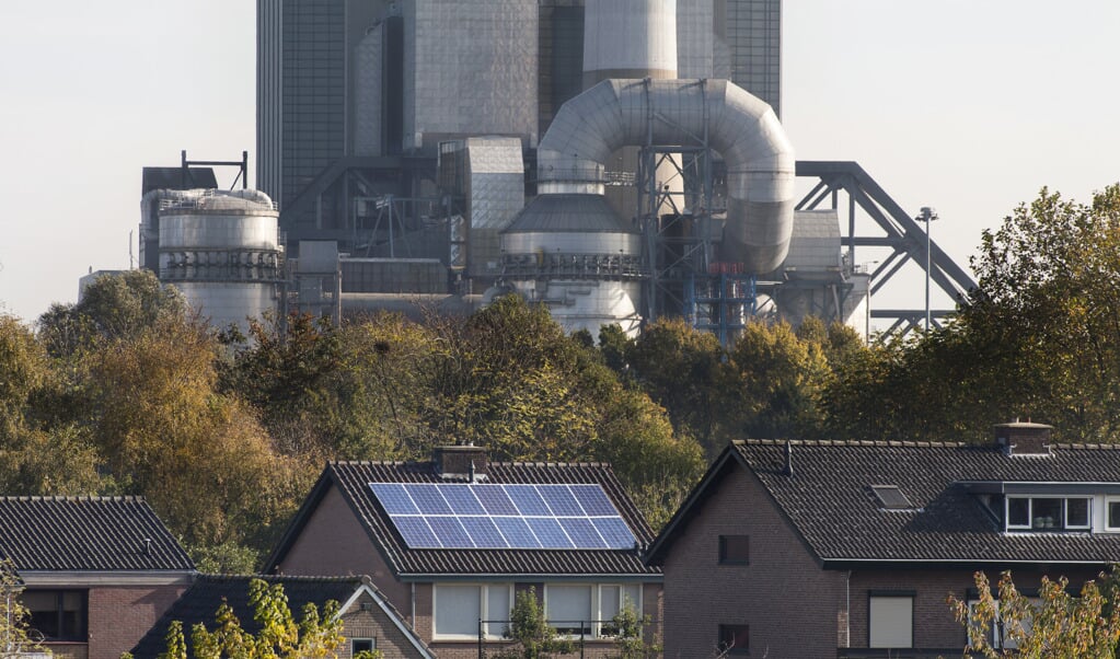 Huis in Weurt met zonnepanelen met op de achtergrond de Electrabel Centrale.