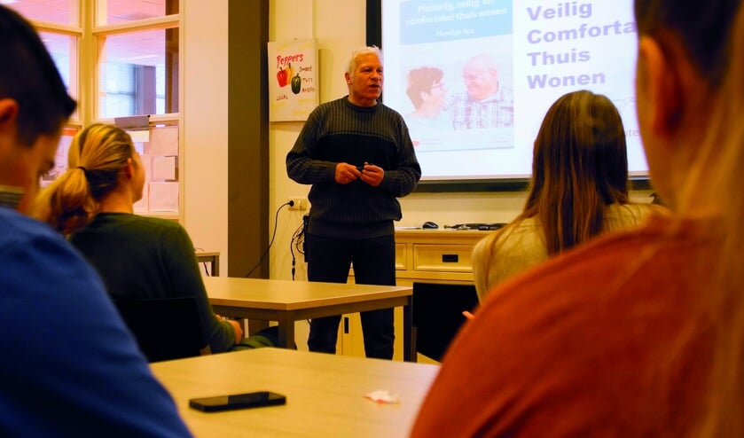 Harry van Deelen verzorgt een gastcollege op het Pax Christi College.