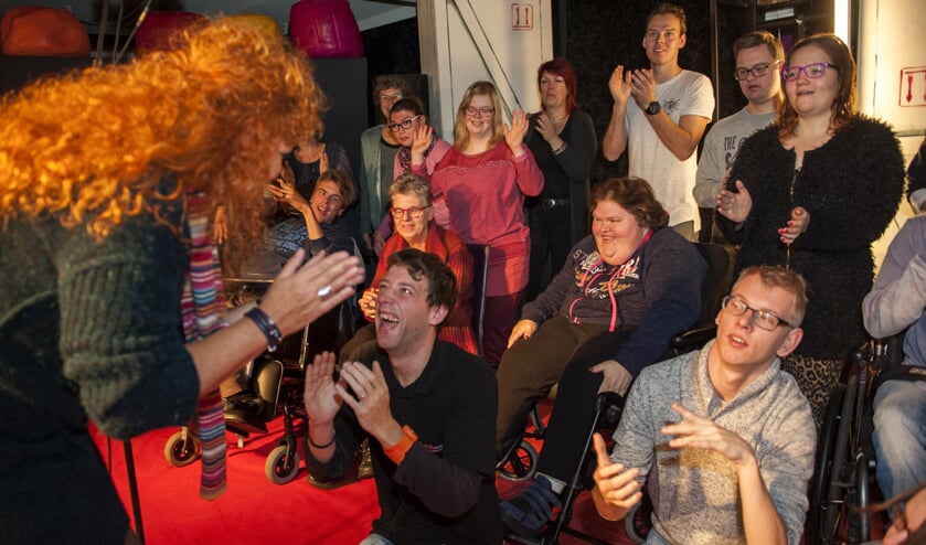 De medewerkers van het Toverbaltheater zijn aan het repeteren voor de Omwarm-avonden.