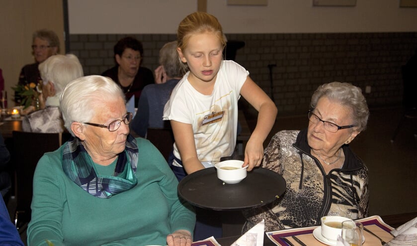 De soep van de dag wordt geserveerd door een leerling van groep 8.
