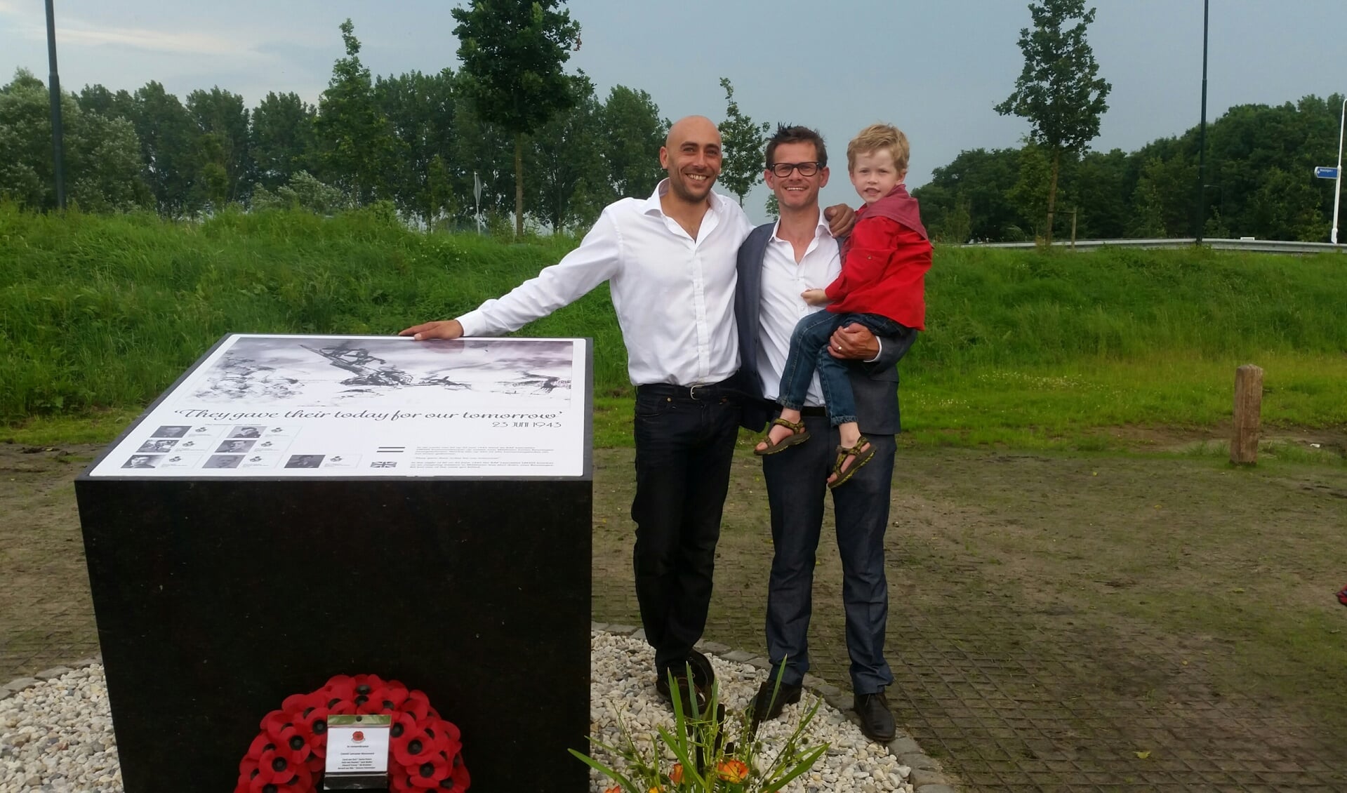 Kunstenaar Hein van Houten (midden) met Tim Barlow (links) en op zijn arm zijn zoon. 