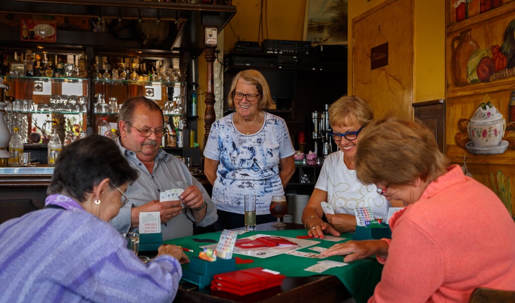De Oafferse bridgeclub aan tafel bij de Tabaksplant in Afferden.