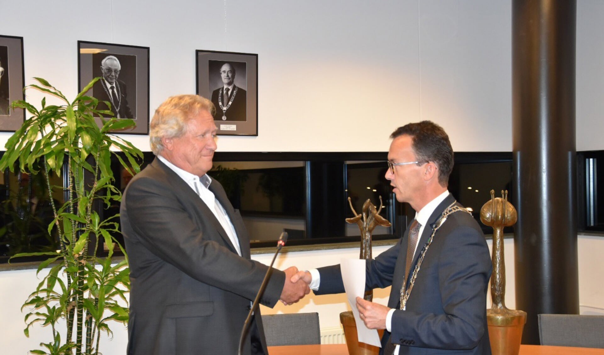 Wethouder André Springveld met burgemeester Lucien van Riswijk tijdens de installatie.