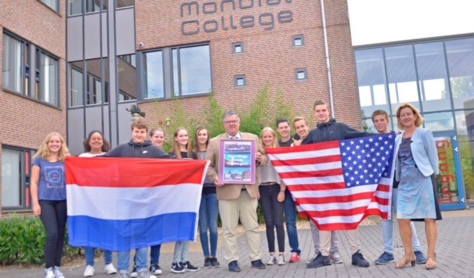 De leerlingen van het Mondial College samen met burgemeester Bruls en Anja Adriaans van Stichting FAN.