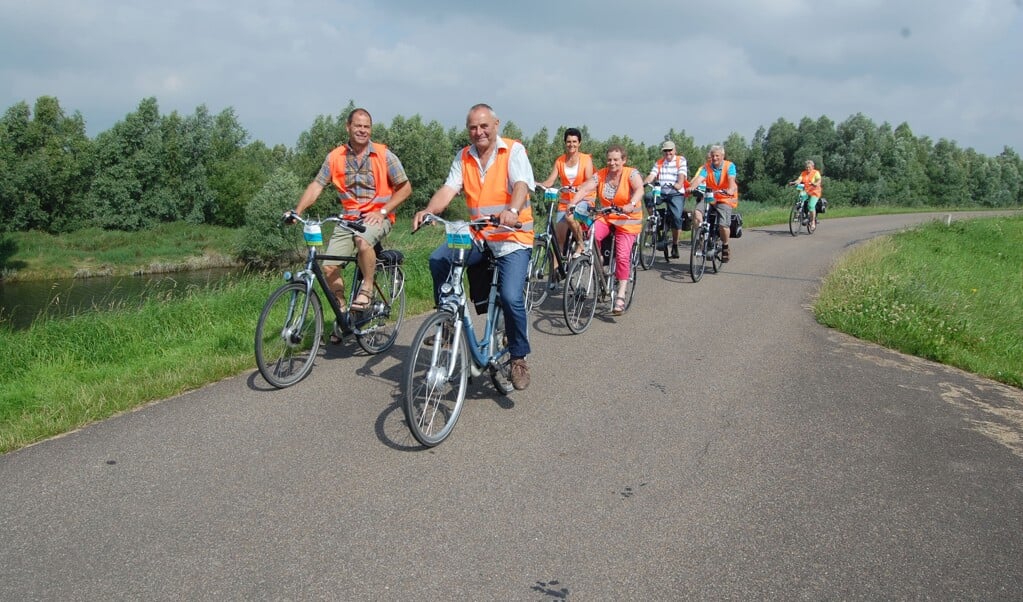 Een groep Belgische fietsers op de dijk in Beneden-L