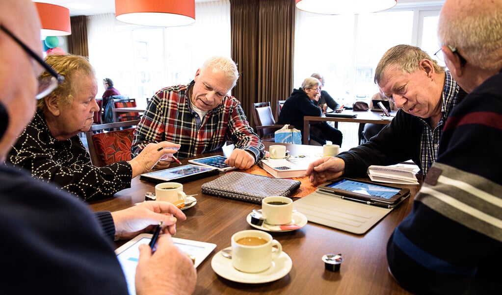 Harry van Deelen ondersteunt senioren tijdens de tweewekelijkse Digi Inloop in de Hof.