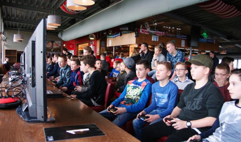 Ruim dertig koppels namen deel aan het FIFA PS4 toernooi.
