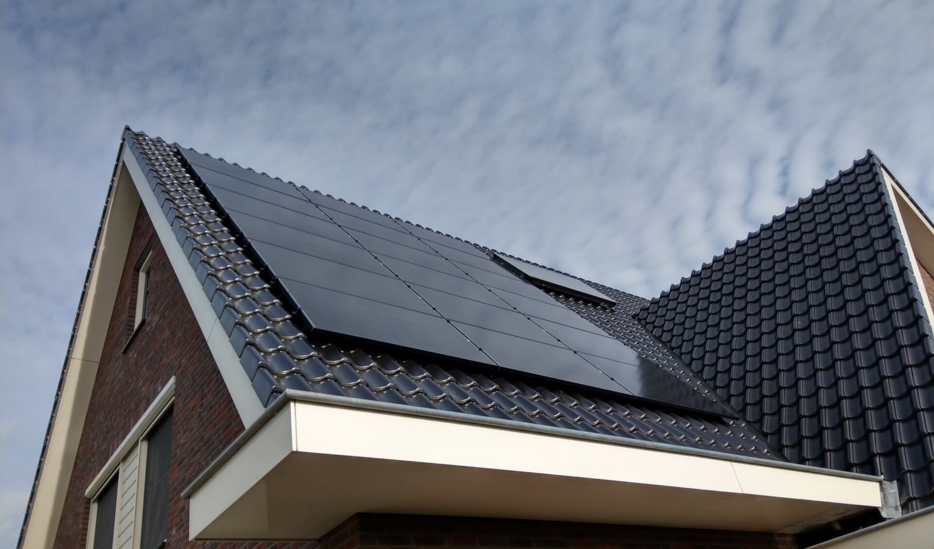 Een woning met zonnepanelen van Huisman Etech Experts.