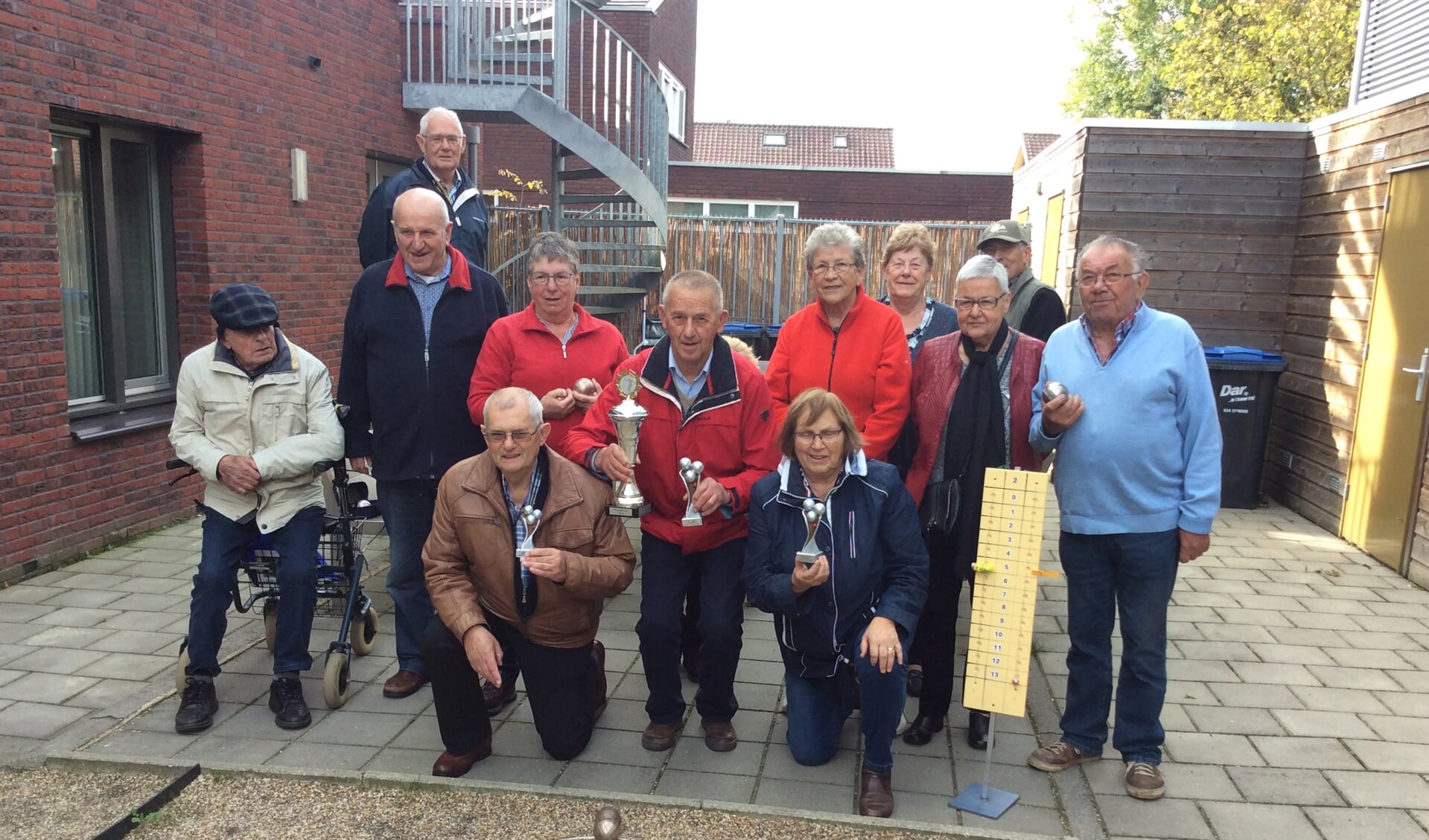 Op de foto van links naar rechts prijswinnaars Joop Hol -  Willie Janssen - Dorien Geurts.