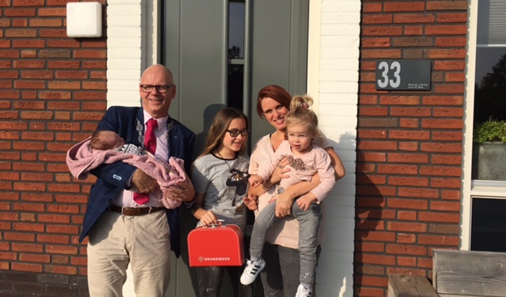 Brandweerkoffertjes voor Maas en Waalse baby's, burgemeester Carol van Eert met baby