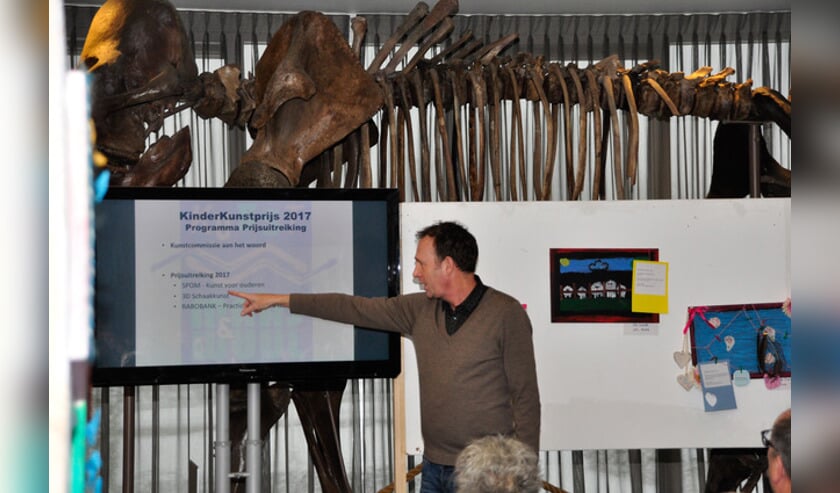 <p>Jochem van Gelder tijdens de KinderKunstPrijs 2017.</p>
