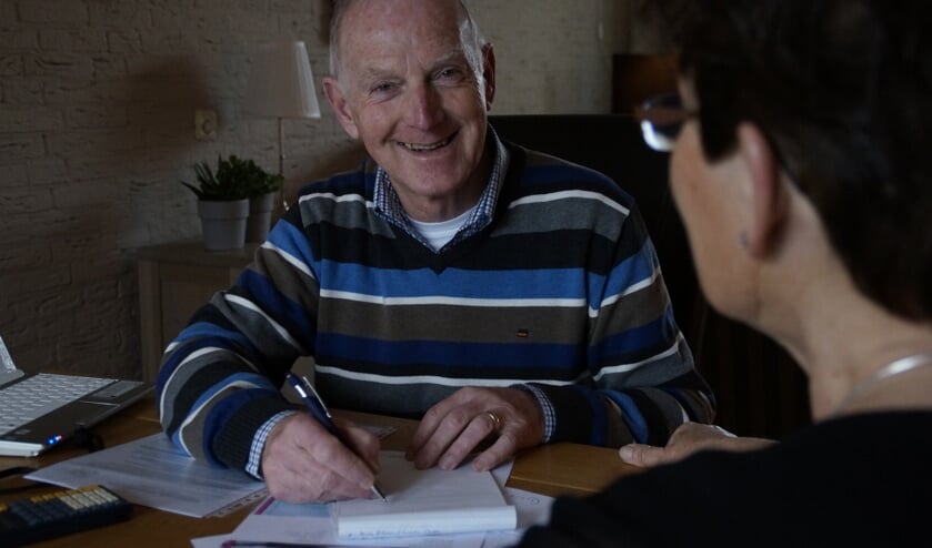 <p>Jos Henricks, vrijwilliger bij MeerVoormekaar, helpt mensen met het doen van de belastingaangifte.</p>