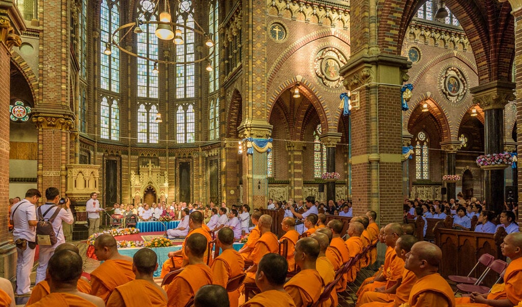 In de Afferdense kerk vond zondag een bijeenkomst van stichting Dhammakaya Nederland plaats. 