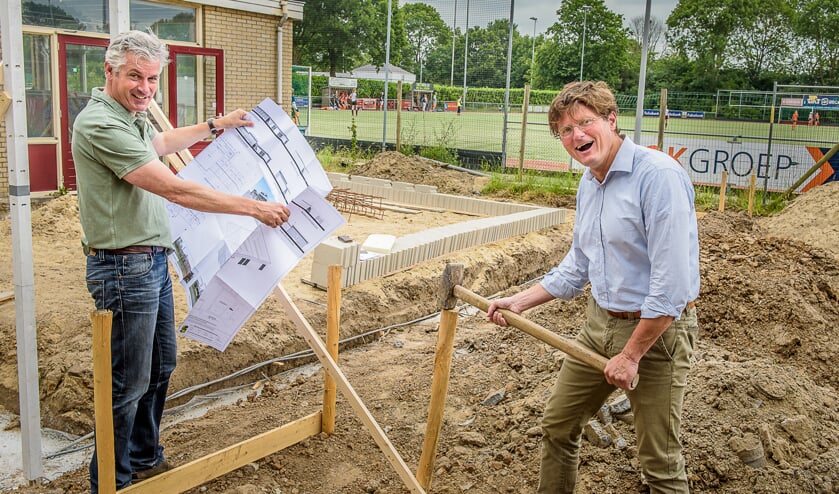 Voorzitter van Hockeyclub Druten René Pit (rechts) en Bart Bosman van Stichting Hockey Druten.