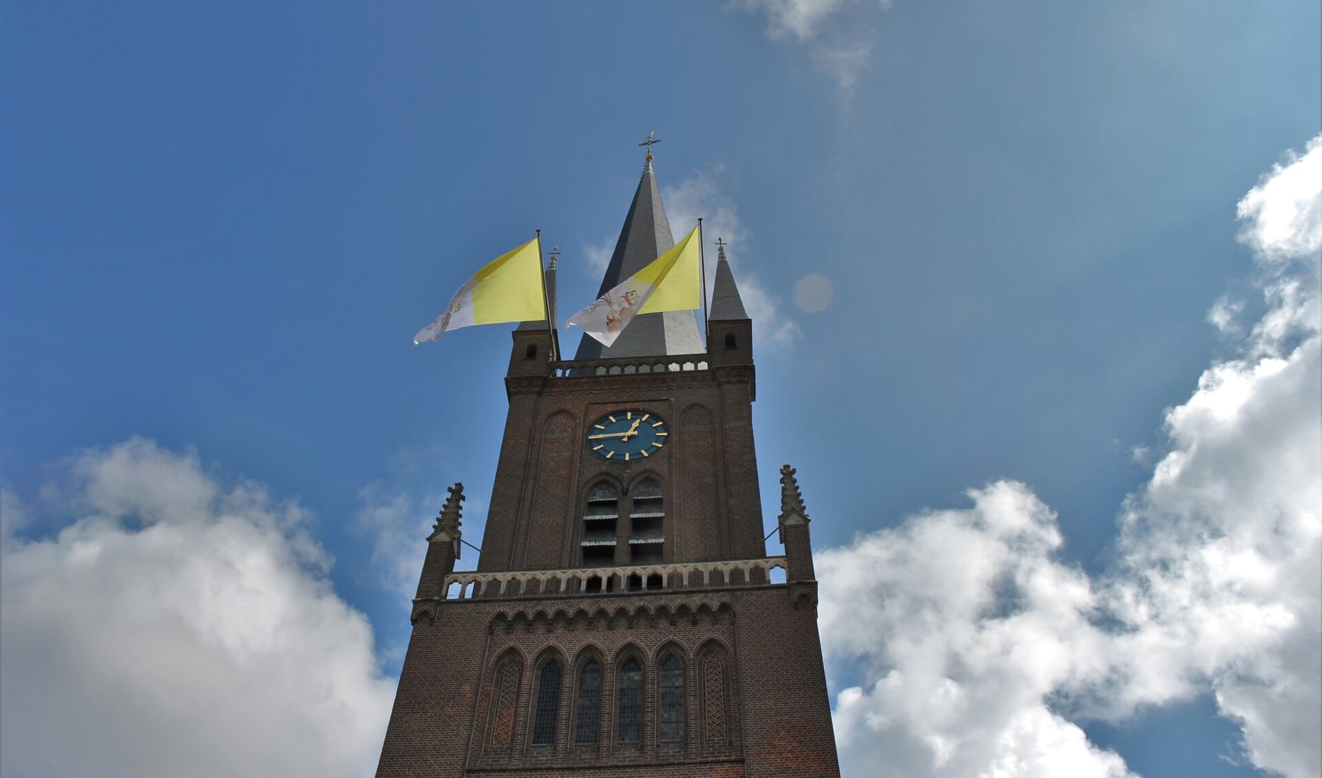 Foto Ewaldenkerk in Druten met de vlaggen van de Open Monumentendag.