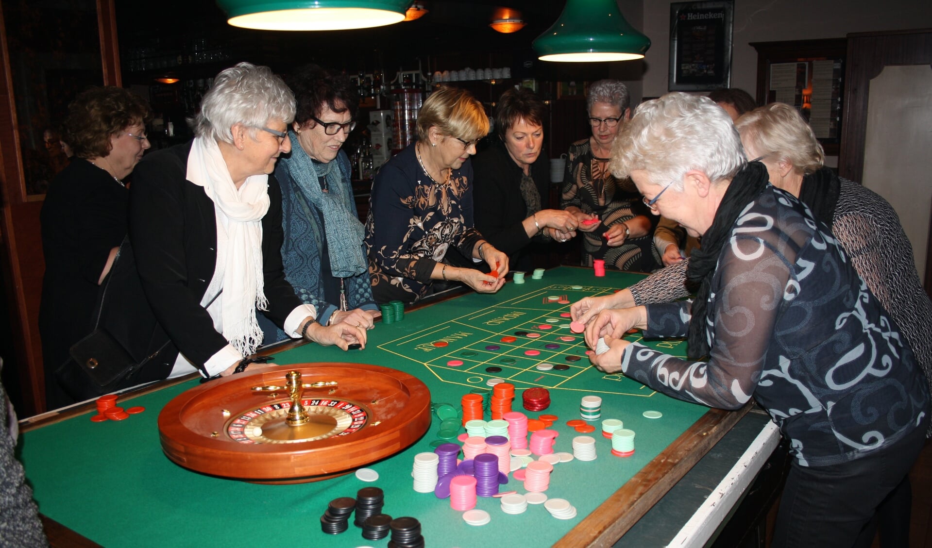 De dames van de Leeuwense Vrouwenvereniging speelden onder andere roulette.