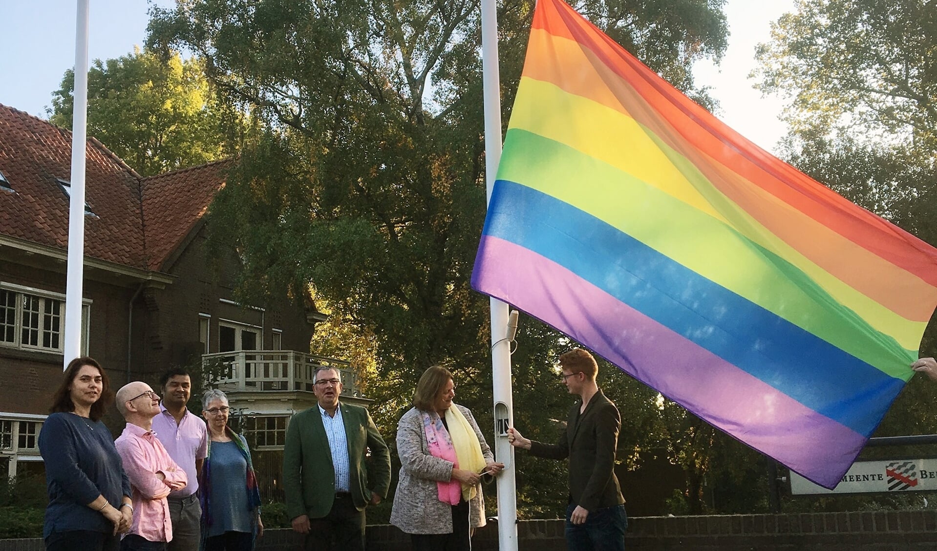 De regenboogvlag bij het gemeentehuis van Beuningen.