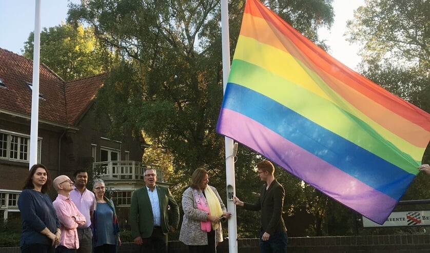 <p>De regenboogvlag bij het gemeentehuis van Beuningen.</p>