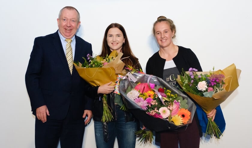 <p>Sjef van Elk (voormalig wethouder), Merel Smulders en Laura Smulders.</p>