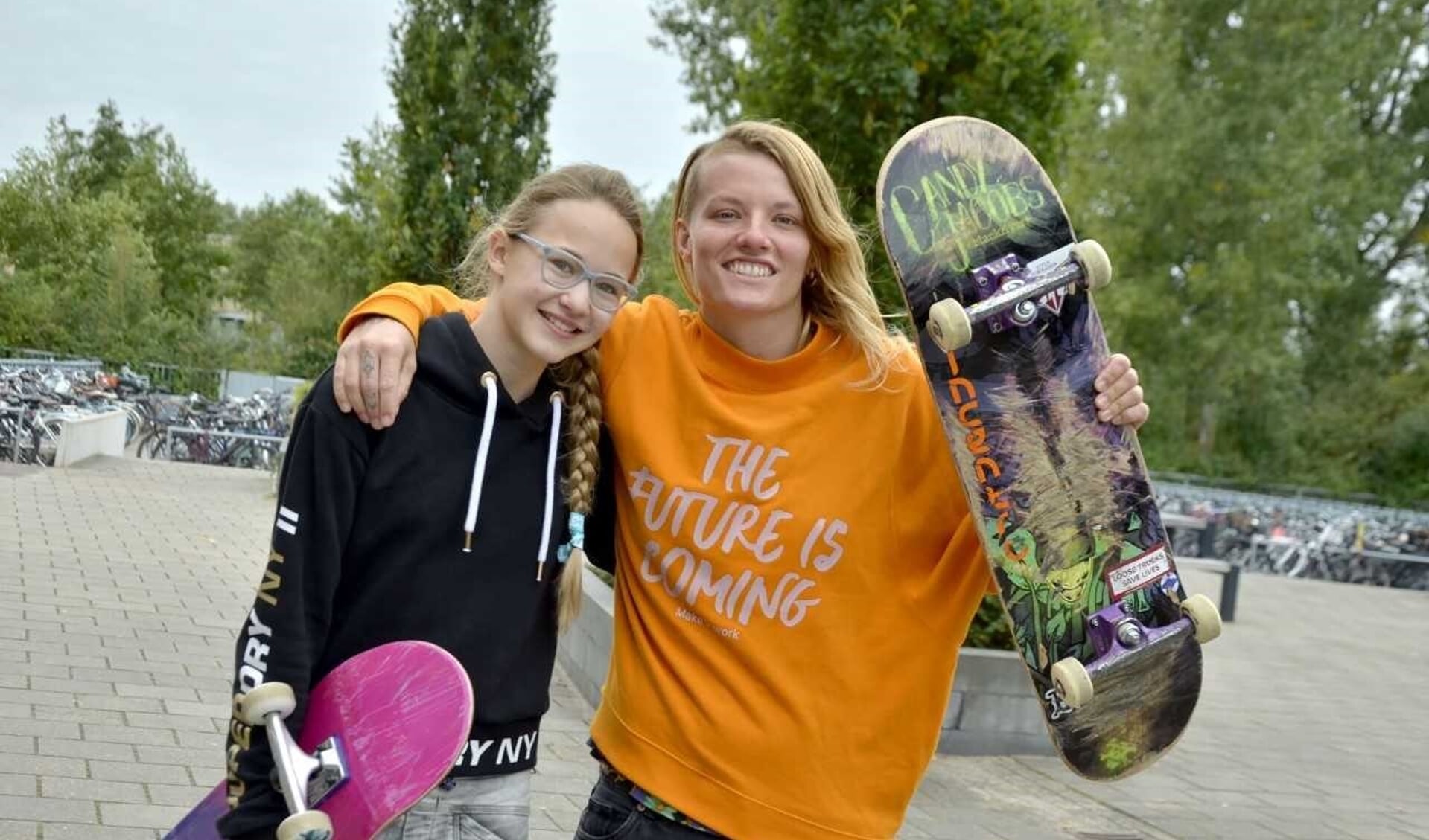 Brugklasser Yasmin met de Nederlands kampioene skateboarden Candy Jacobs op het schoolplein.