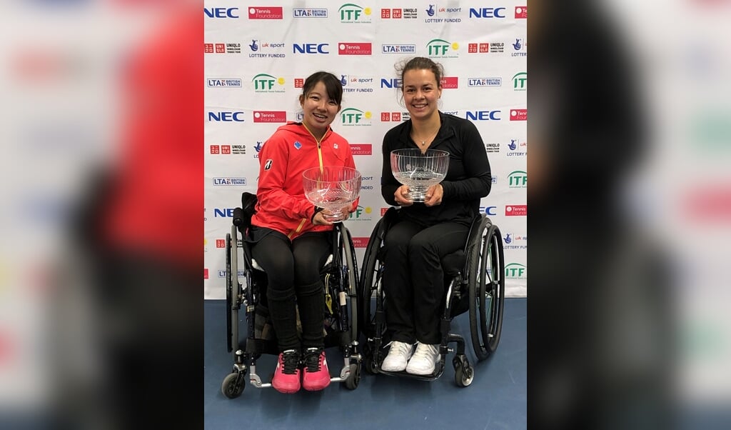 Op de foto de Japanse Mamami Tanaka (links) en Marjolein Buis na winst van het Bath Indoor Wheelchair Tennis Tournament.