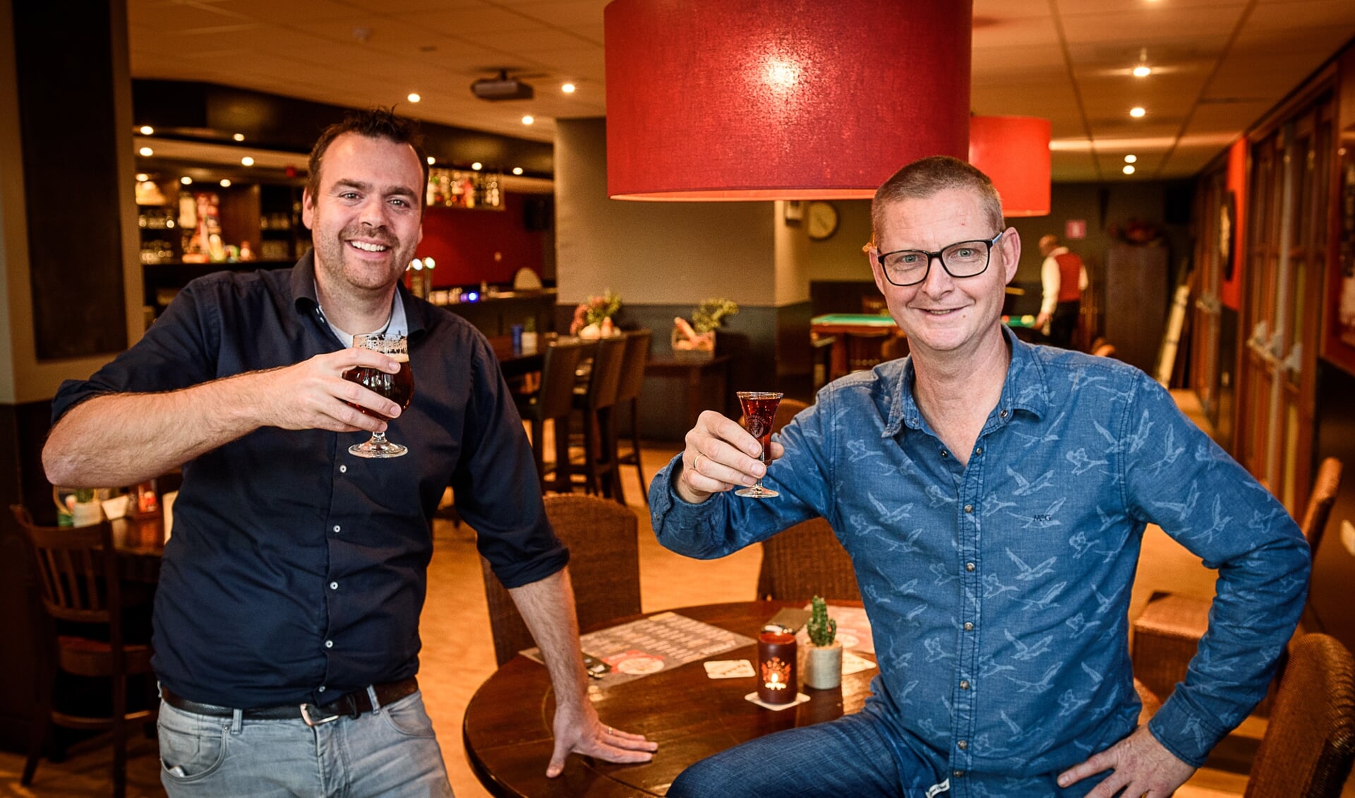 Niels Gijsbers (links) en Frank de Jong (rechts) in hun eetcafé.