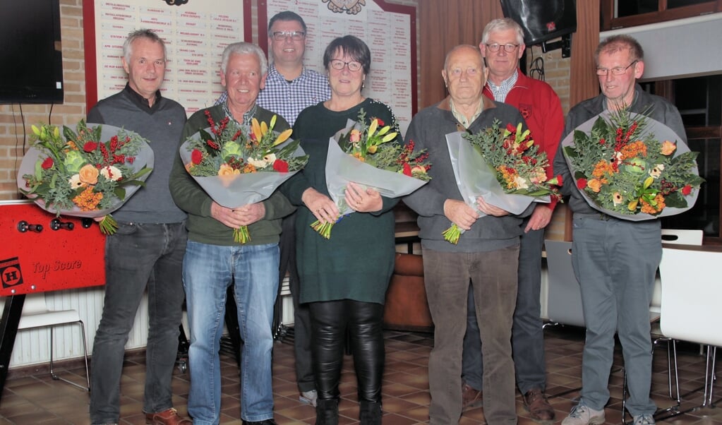 De jubilarissen gingen met voorzitter Hans Berendsen op de foto. Staand van links naar rechts: John van de Klok, Cor Koppers, Wian Beck, Herma de Haas, Cor Kuypers, Hans Berendsen, Willy Beck. 