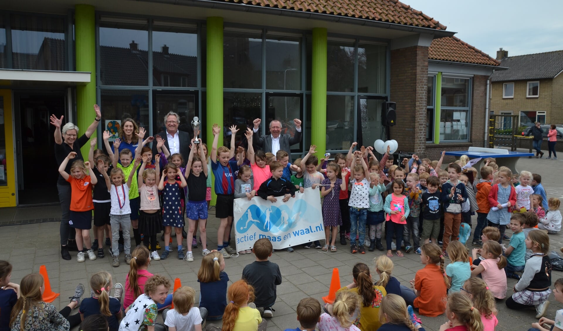 Leerlingen van 't Geerke nemen de wisselbeker in ontvangst.