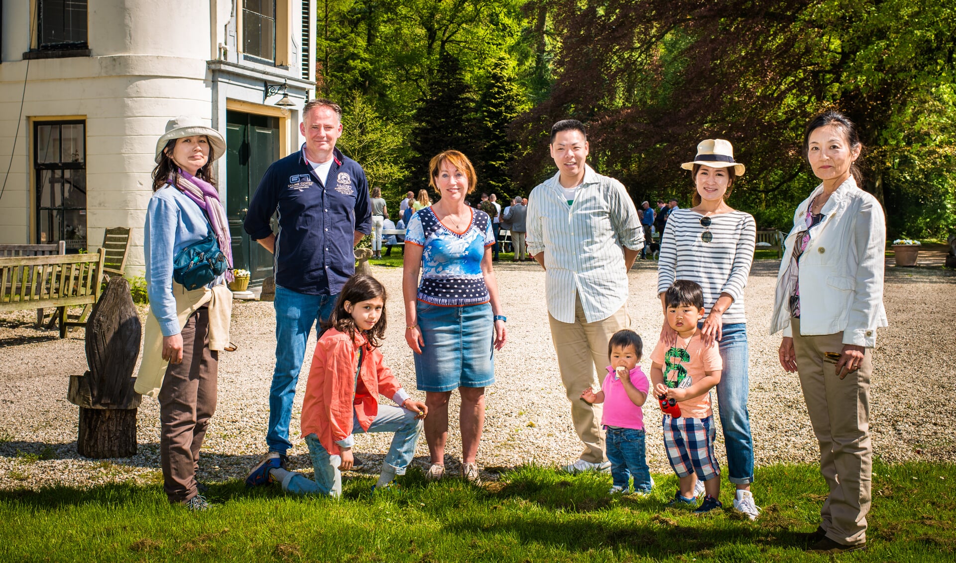 De Japanse gezinnen gingen op de foto met Gedeputeerde van de provincie Gelderland, Bea Schouten, directeur van RBT Rivierenland, Richard de Bruin en Kaori Goyen-Chiba van reclamebureau LiQUA.