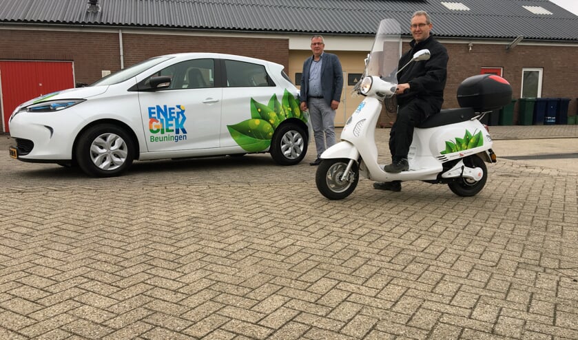 Wethouder piet de Klein en Stefan Reijers met elektrische auto en scooter.