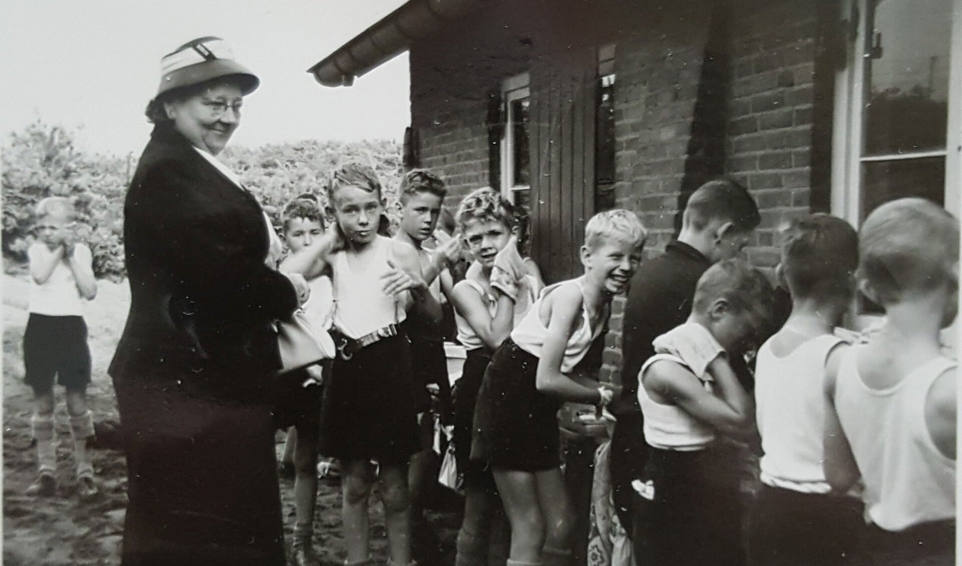 De moeder van juffrouw Toos bezoekt het eerste scoutingkamp (Berg en Dal 1958).