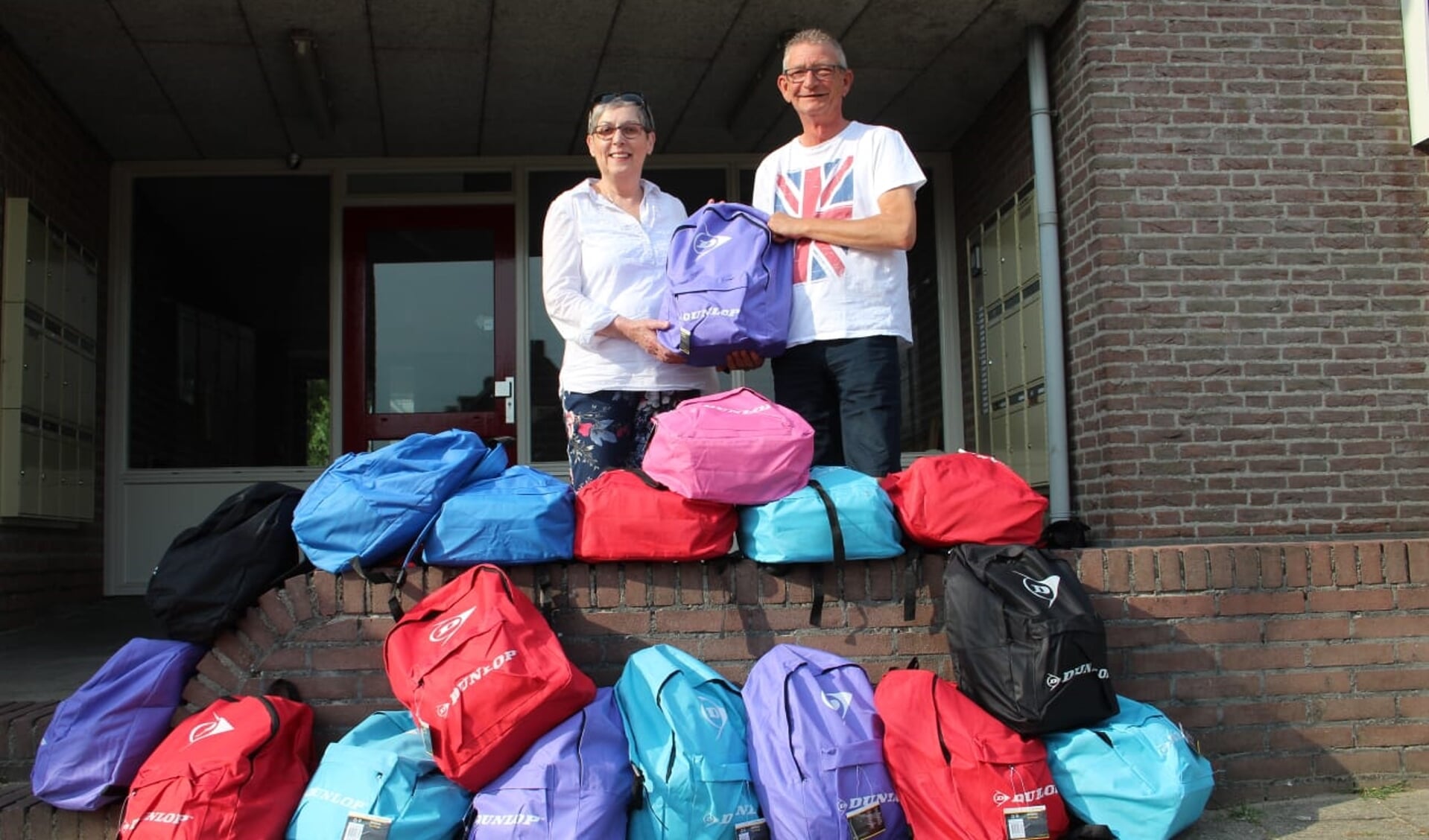 Vrijwilligers van Stichting Leergeld2stromenland met de zomerpretpakketten. 