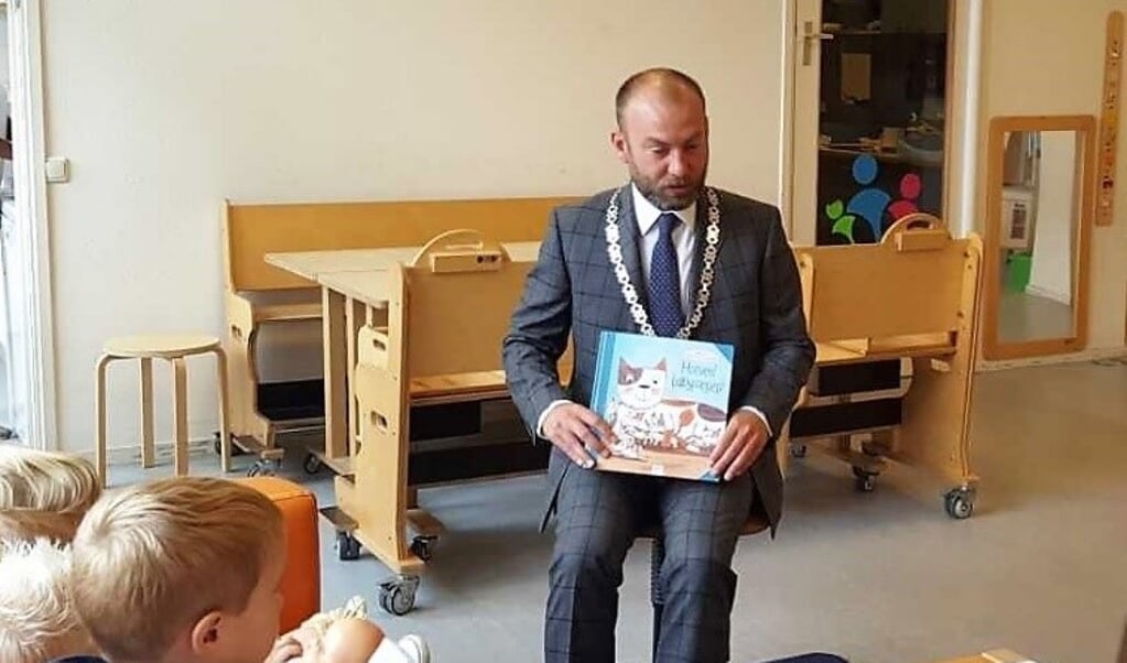 Burgemeester Vincent van Neerbos leest voor tijdens de Week van de Alfabetisering.
