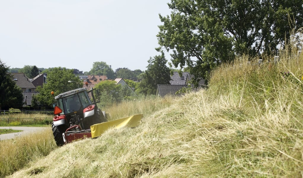 Werkzaamheden aan de dijk.