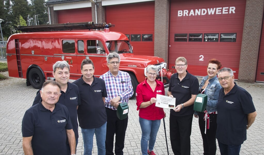 De overhandiging van de cheque aan Brandwonden Stichting.