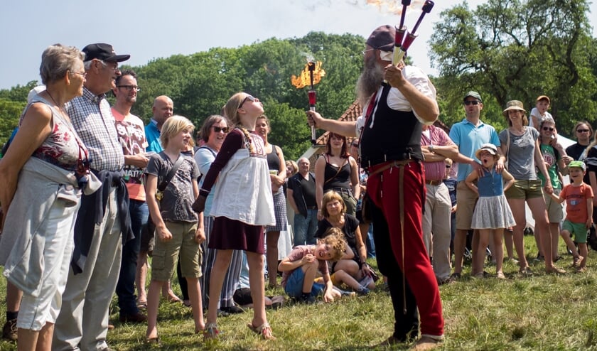 Acrobaat Alderhandt vermaakt de kinderen.