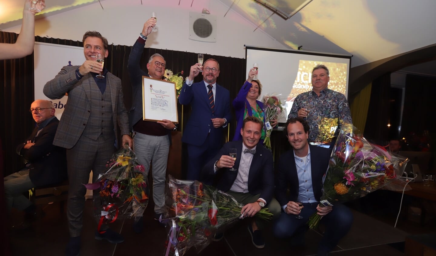 Alle genomineerden Ondernemer van het Jaar Beuningen 2019 Ruud Donders en partner Henk Plaizier Berdien en Andre Weijers en op de voorgrond Gerben Dudok en Rob van Kessel.